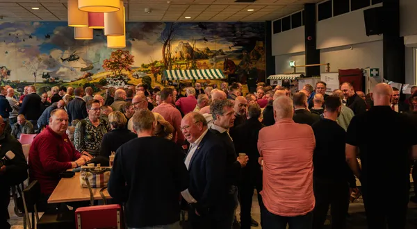 Op 4 oktober 2025 was het dan weer zover, de jaarlijkse reünie van onze mooie vereniging, die dit jaar in het teken stond van de uitzendingen Dutchbat 1 & 2 Srebrenica/ Potocari/ Simin Han van 11 en 12 infanterie bataljon en al hun enablers (ondersteunende eenheden) Uiteindelijk waren er ruim 600 reünisten al dan niet met partner of begeleider Tevens werden naast het herdenken van de mensen die ons ontvallen zijn ook nog een 105 tal trouwe dienst medailles uitgereikt. Vanaf 09:00 was er ontvangst met koffie, thee en broodjes in de Ooster / Wester kantine op de Oranjekazerne te Schaarsbergen. Hier werden tevens de decorandi welke recht hadden op een trouwe dienst medaille in detachementen ingedeeld. Om 10:30 werd iedereen welkom geheten door de voorzitter Lkol Olaf Lagas en werd tevens het programma van deze dag globaal uitgelegd, waarna er in een stille tocht verplaatst werd naar het Generaal Geerts plein 11:00 uur stond iedereen op het Generaal Geerts plein waar de herdenking en medaille uitreiking zou plaats vinden. De regimentscommandant Lkol Ralph van Kemenade heette iedereen welkom en gaf een uitleg waarom het herdenken zo belangrijk is, tevens vertelde hij het verhaal van 4 van de decorandi met onder andere wat zij in hun diensttijd en daarna hadden meegemaakt. Na het spelen van de regimentsmars was het de beurt aan de Kol (bd) Ludy de Vos , hij vertelde met welke opdracht UNPROFOR Dutchbat naar het uitzendgebied is weggestuurd en dat dit toch op heel veel plaatsen erg lastig is gebleken, oa. de mijnenvelden die gelegd zijn de partijen die zich niet aan de UN regels wilde houden, het traineren van onze troepen door weinig of geen bevoorrading door te laten, etc wat op veel veteranen een dusdanige inpact heeft gehad dat tot de dag van vandaag er maten zijn die er nog steeds veel last van hebben. Hierna was het tijd om de trouwe dienst medailles persoonlijk uit te reiken. Na de medaille uitreiking was het tijd om te gaan herdenken, na een mooie toespraak van onze voorzitter Lkol Olaf Lagas werd door het traditioneel tamboerskorps Grenadiers en het jachthoorkorps Garde Jagers muziek gespeeld en was het tijd voor signaal taptoe en vervolgens het Wilhelmus. Hierna werd de krans gelegd door de regimentscommandant met de voorzitter van de VVGJ en de Kol Ludy de Vos waarna er onder koraalmuziek van beide voornoemde korpsen het defilé geopend werd en er door de aanwezigen een rondgang langs het monument gehouden werd. Terug in de Ooster/ Westerkantine was het tijd voor het heerlijke Indische eten en was er tijd om te socializen . Er waren diverse stands waar de deelnemers konden gaan kijken en evt,. boeken konden kopen en in de filmzaal draaide een 1,5 uur durende film Srebrenica toen en nu (met dank aan Serge Jansen) Veel Dutchbat 1 en 2 veteranen hebben vaak na 30 jaar weer eens goed met elkaar kunnen bijpraten. De muzikale omlijsting van deze dag werd wederom verzorgt door de band Acoustic and more in de Oosterkantine en door Veteranenradio in de Wester kantine Om 17:00 kwam er een einde aan deze mooie en memorabele reünie. Dank aan alle bestuursleden , vrijwilligers en ondersteuners van deze dag Foto,s hieronder met dank aan John Storm van Leeuwen en fotografen van 11 infbat GGJ